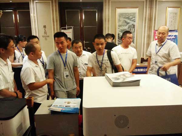 直讀光譜儀產品一出場就吸引了眾多鑄造行業專家的目光。