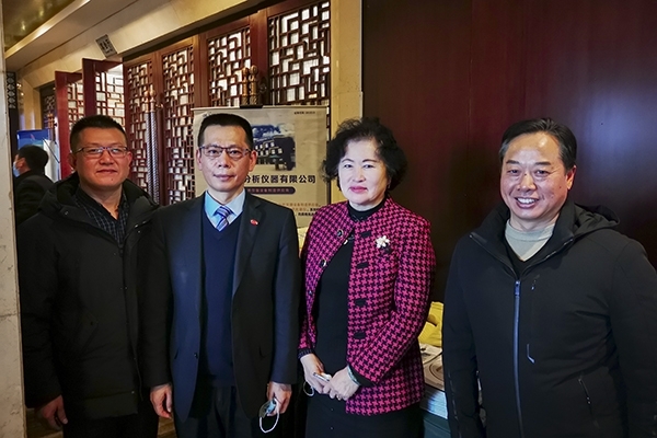 中國鑄造協會秘書長張志勇，天津鑄鍛行業協會秘書長王繼英蒞臨創想儀器展位前參觀指導